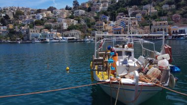 Symi Adası. Yunanistan. 5 Mayıs 2018. Akdeniz kıyısı. Güzel yaz. Liman
