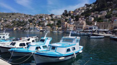 Symi Adası. Yunanistan. 5 Mayıs 2018. Akdeniz kıyısı. Güzel yaz. Liman
