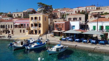 Chalki Adası. Yunanistan. 19 Mayıs 2019. Akdeniz kıyısı. Güzel yaz. Liman ve balıkçı teknesi