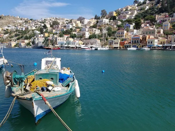 Symi Adası. Yunanistan. 5 Mayıs 2018. Akdeniz kıyısı. Güzel yaz. Liman