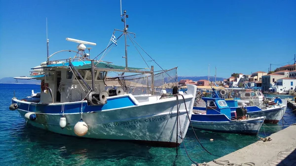 Chalki Adası. Yunanistan. 17 Haziran 2017. Akdeniz kıyısı. Güzel yaz. Liman