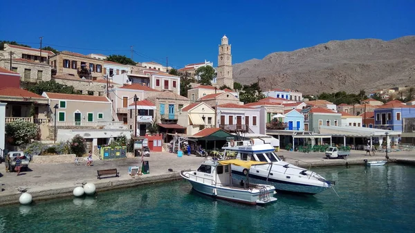 Chalki Adası. Yunanistan. 19 Mayıs 2019. Akdeniz kıyısı. Güzel yaz. Liman ve balıkçı teknesi