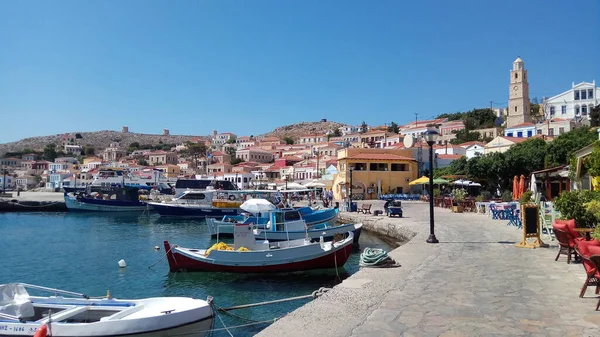 Chalki Adası. Yunanistan. 19 Mayıs 2019. Akdeniz kıyısı. Güzel yaz. Liman ve balıkçı teknesi