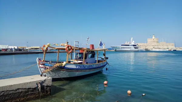 Bateau Pêche Dans Mer Méditerranée Contre Ciel Bleu Clair — Photo