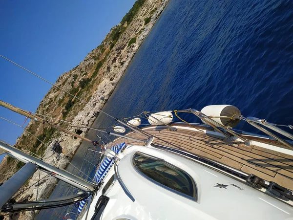 澄んだ青空に背を向ける地中海の高級ヨット — ストック写真