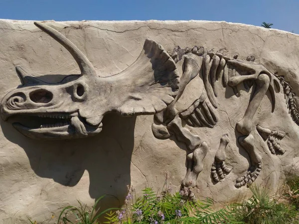 Girit adasındaki bir parkta dinozor. Yunanistan. Dinozor kemikleri