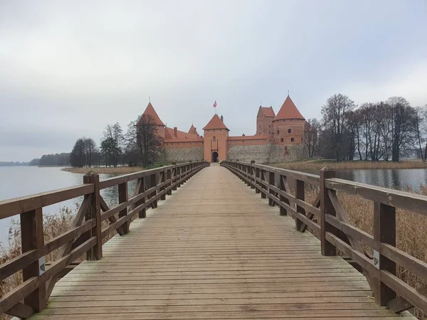 Trakai Kalesi. Litvanya 'da Sonbahar
