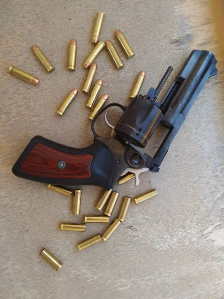 Silah ve mermiler. Tabanca. Silahlar torpidoda. Atış menzili ve mühimmat. Yunanlıların Silahlanması