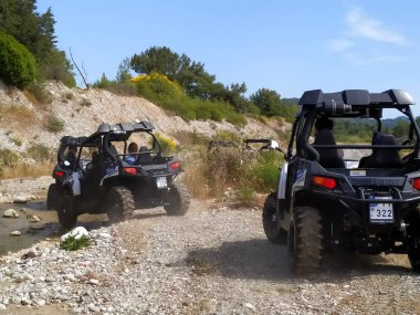Böcek gezisi. Jeep safarisi. Baharda Yunanistan doğası. Hellas adalarında zorlu bir tatil. Tozlu dağ yolu