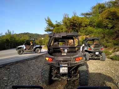 Böcek gezisi. Jeep safarisi. Baharda Yunanistan doğası. Hellas adalarında zorlu bir tatil. Tozlu dağ yolu