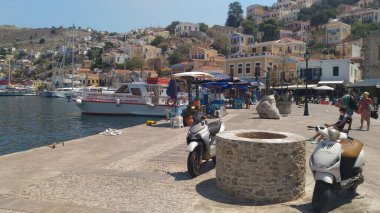 Symi Adası. Yunanistan. 5 Mayıs 2018. Akdeniz kıyısı. Güzel yaz. Liman
