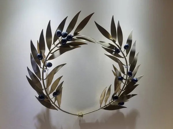 Antika zeytin dalları çelengi. Yunan yaz atmosferi. Rodos. Yunanistan.