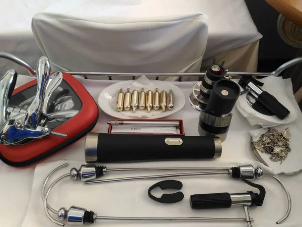 Şarabın açılışı için. Sommelier. Şaraphane Hellası