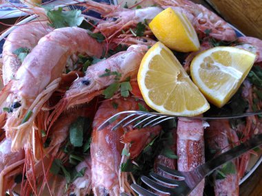 Lezzetli karidesli tabak. Hellas 'ın geleneksel mutfağı. Rodos adasının kıyısında atıştırmalık bir şeyler. Deniz ürünleri. Lezzetli