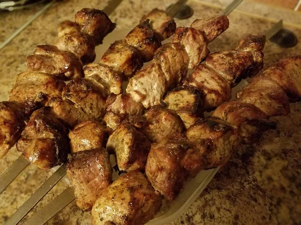 Domuz kebabı. Sadece barbeküden çıkarıldı. Geleneksel Ukrayna mutfağı. Ev mutfağı. Lezzetler evde pişiyor. Taze et ürünleri