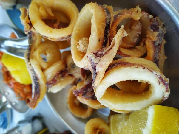 Köstlich Teller Mit Tintenfisch Und Beilage Vorhanden Meeresfrüchte Traditionelle Griechische — Stockfoto