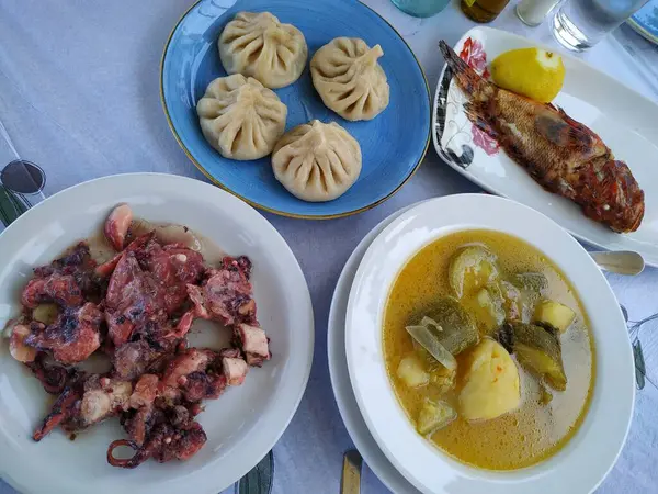 Teller Mit Köstlichem Georgischen Chinkali Fischsuppe Und Eingelegtem Oktopus Traditionelle — Stockfoto