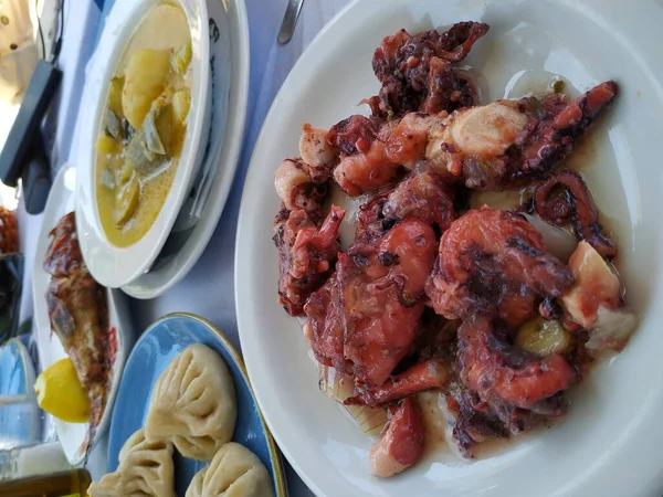 Teller Mit Köstlichem Georgischen Chinkali Fischsuppe Und Eingelegtem Oktopus Traditionelle — Stockfoto