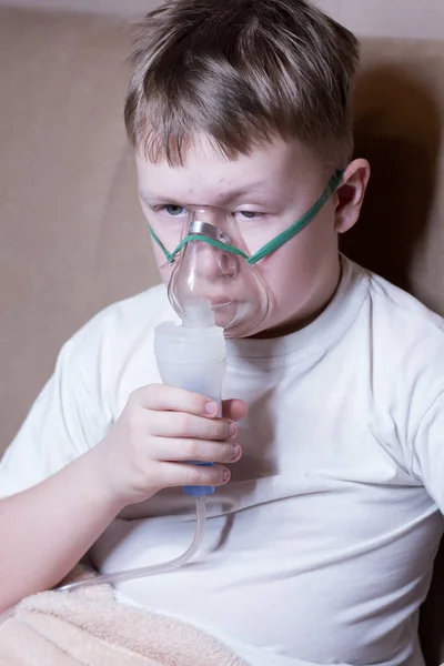 Niño Con Bronquitis Tos Grave Inhala Con Nebulizador — Foto de Stock