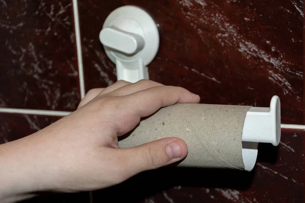 Toaletten Har Slut Toalettpapper Och Handen Tar Tom Cylinder — Stockfoto