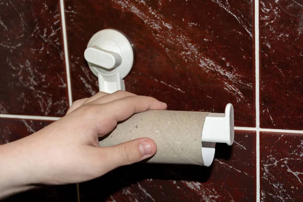 Toilet Has Run Out Toilet Paper Hand Grabs Empty Cylinder — Stock Photo, Image