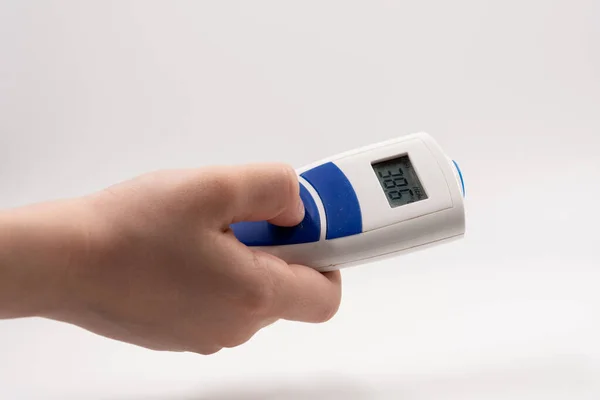 White Background Hand Holds Electronic Thermometer Reading — Stock Photo, Image