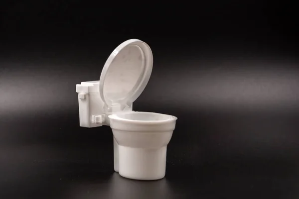 Petit Bol Toilette Plastique Jouet Blanc Sur Fond Noir — Photo