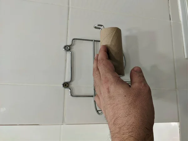 Toilet Has Run Out Toilet Paper Hand Grabs Empty Cylinder — Stock Photo, Image