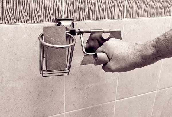 Mão Está Segurando Cilindro Papel Higiênico Vazio — Fotografia de Stock