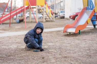 Çocuk oyun alanında yalnız, karantinada..