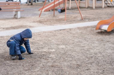 Çocuk oyun alanında yalnız, karantinada..