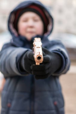 Çocuk oyun alanında oyuncak bir silahla yalnız, karantinada..