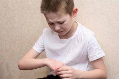 Çocuk, acının arka planına karşı güçlü duygular hissediyor..