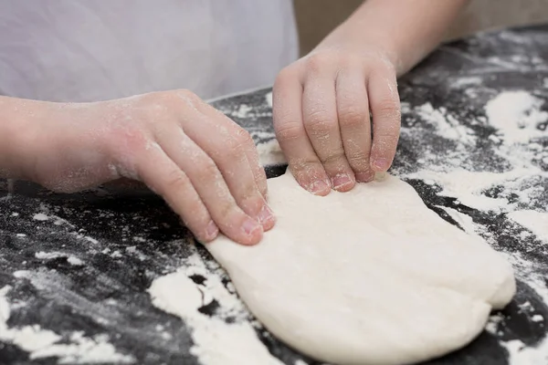 Niño Años Con Una Camiseta Blanca Cocina Preparando Pizza Trabajando — Foto de Stock