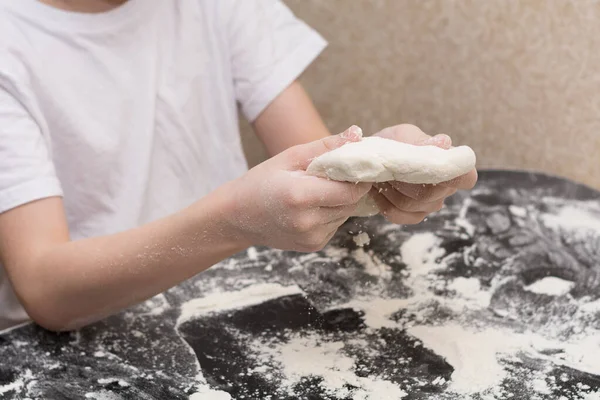 Niño Años Con Una Camiseta Blanca Cocina Preparando Pizza Trabajando — Foto de Stock