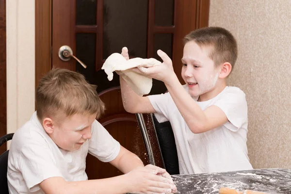 Niños Años Con Camisetas Blancas Cocina Preparan Pizza Trabajan Con — Foto de Stock