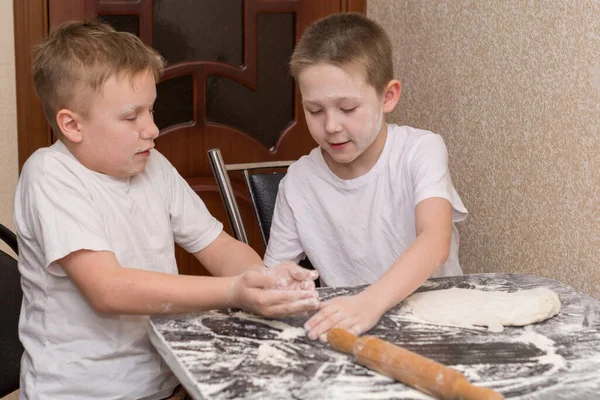 Niños Años Con Camisetas Blancas Cocina Preparan Pizza Trabajan Con — Foto de Stock