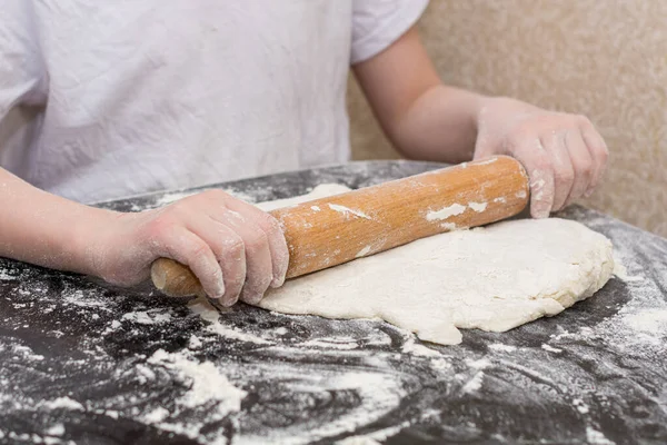 Niño Años Con Una Camiseta Blanca Cocina Prepara Pizza Abre — Foto de Stock