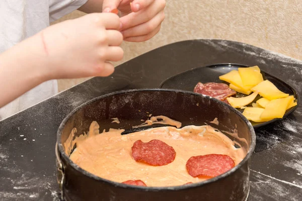 Niño Años Con Una Camiseta Blanca Está Cocinando Pizza Cocina — Foto de Stock