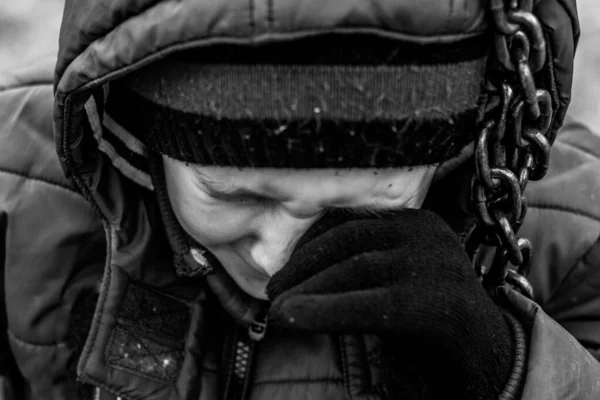 Ein Jähriger Junge Mit Wintermütze Weint — Stockfoto