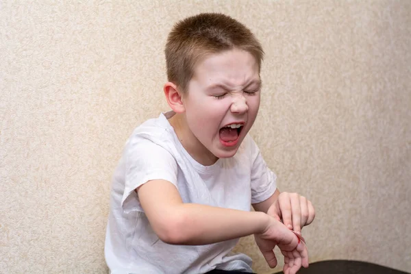 Çocuk, acının arka planına karşı güçlü duygular hissediyor..