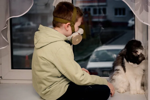 Quarantine Child Sits Window Maine Coon Cat Looks Empty Street — Stock Photo, Image