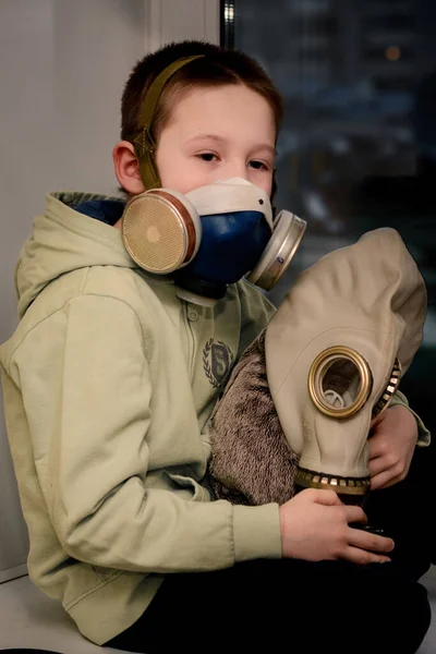 Karantén Alatt Egy Gyermek Lélegeztetőgépben Egy Játék Gázálarcban Ablakon Maine — Stock Fotó