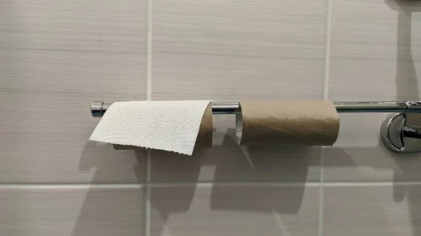 Het Laatste Vel Toiletpapier Van Twee Rollen Overgebleven — Stockfoto