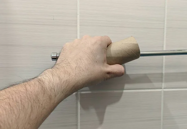 Ręka Ściska Pusty Cylinder Papieru Toaletowego — Zdjęcie stockowe