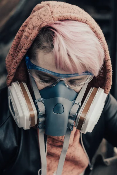 Girl Red Hair Gas Mask Background Rusty Tanks — Stock Photo, Image