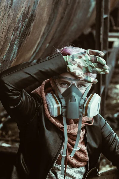 Girl Red Hair Gas Mask Background Rusty Tanks — Stock Photo, Image