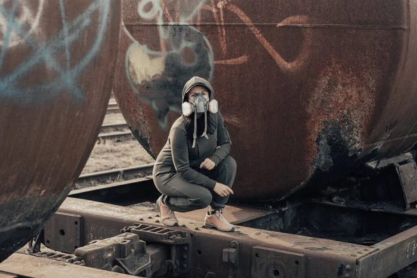 Girl Green Suit Gas Mask Stands Background Rusty Tanks — Stock Photo, Image