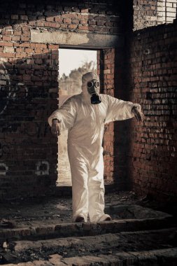 Biyolojik tehlike kıyafetli ve gaz maskeli adam hastalandı..