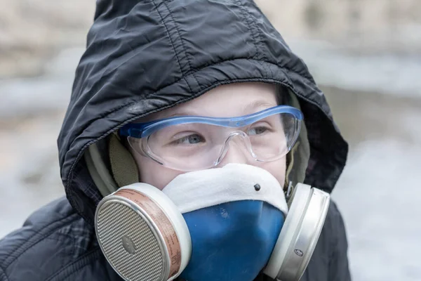 Menino Anos Idade Com Capuz Azul Máscara Gás Senta Uma — Fotografia de Stock
